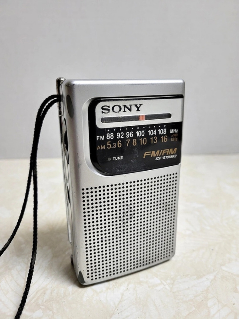 Sony 2F-930 Portable AM/FM Radio Silver